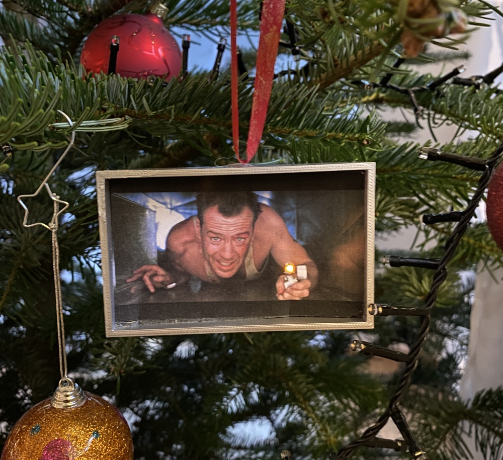 die_hard_xmas_ornament.jpg